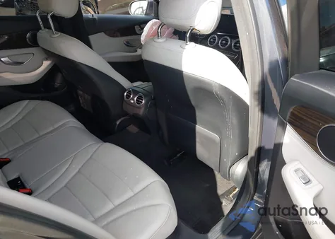 2016 Mercedes-Benz C 300 4Matic z USA, uszkodzony, nr VIN 55SWF4KB6GU110754